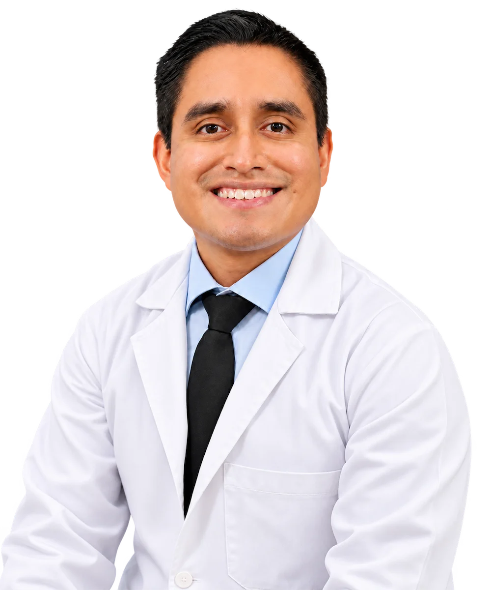 César Méndez, nutriólogo — Retrato profesional César Méndez, nutriólogo, sonriendo y vistiendo bata blanca
